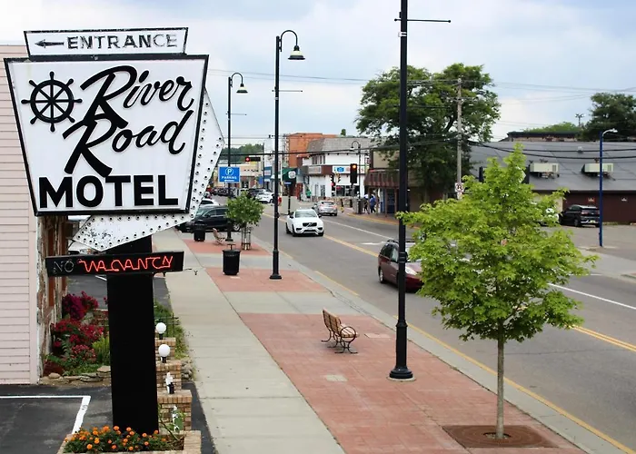 Motel: River Road Motel